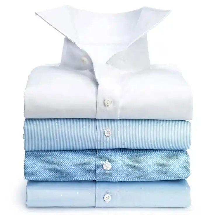 Camisas sob medida dobradas, em branco e azul